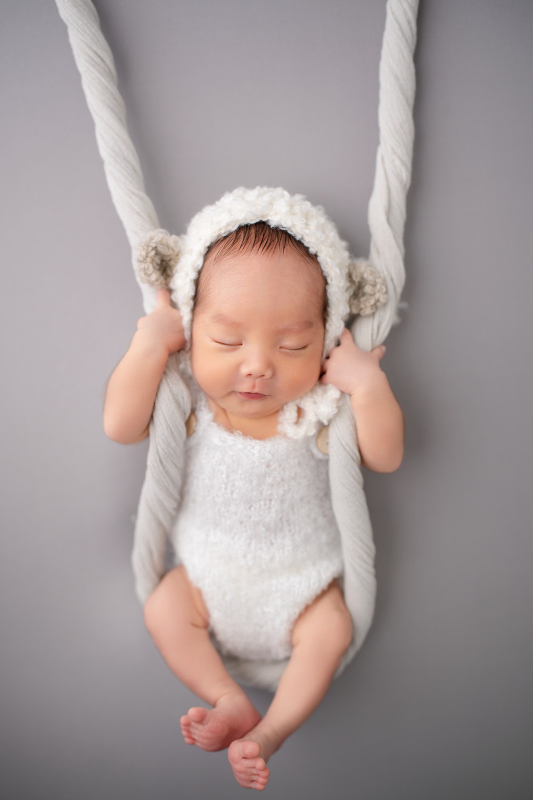 ひつじの帽子で揺れる赤ちゃん